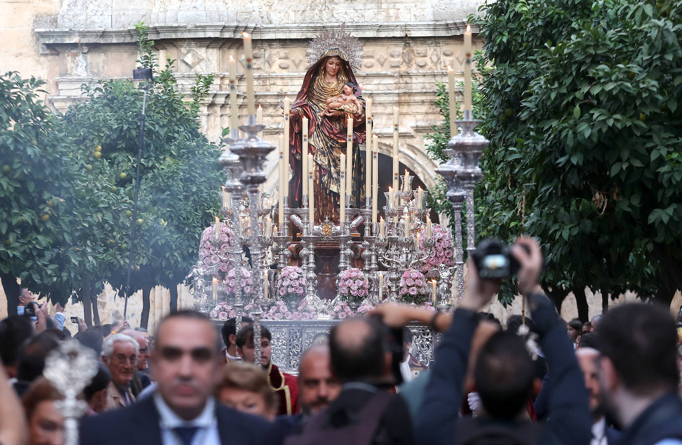 La procesión de la Virgen del Amparo en Córdoba, en imágenes