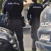 Policías nacionales en una calle