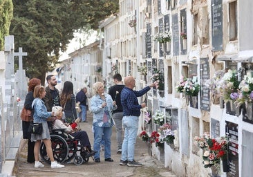 El ambiente en los cementerios de Córdoba el Día de Todos los Santos