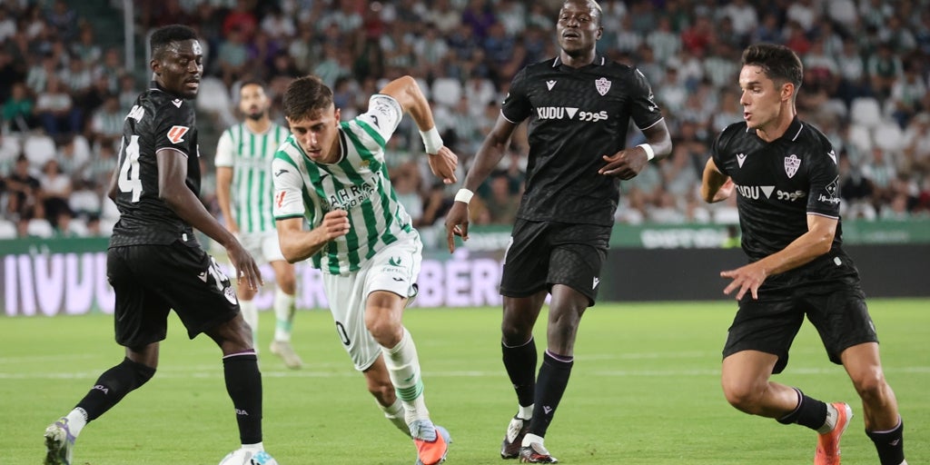 Dani Requena se consolida dentro de la medular del Córdoba CF