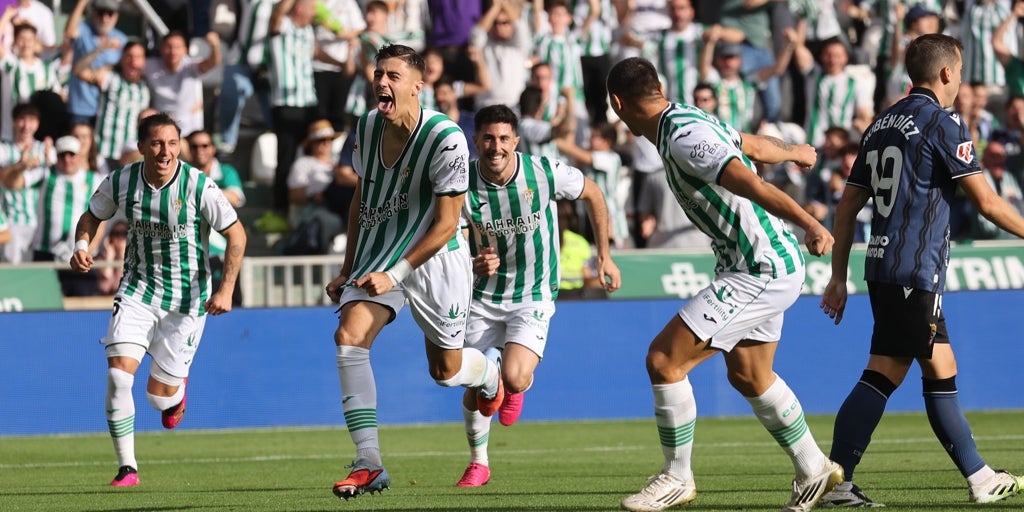 El Córdoba CF acelera en la Liga y supera al Ceuta (2-0) para sumar siete jornadas consecutivas invicto