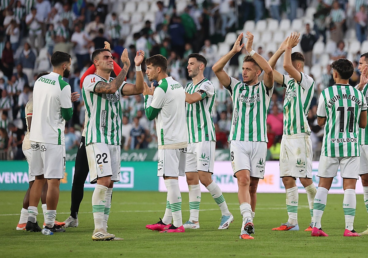 La plantilla del Córdoba CF celebra la victoria ante el Ceuta con la afición