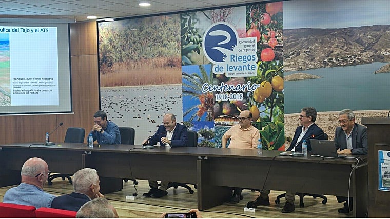 Foro de debate sobre el trasvase Tajo-Segura celebrado en Elche esta semana