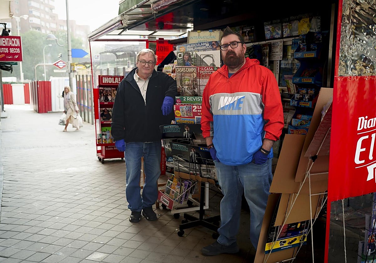 Jonathan y su padre Simón en su quiosco El Trébol de la Suerte, en el número 171 de Doctor Esquerdo