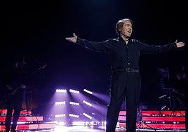 Raphael pone en pie al Roig Arena en un concierto para el recuerdo