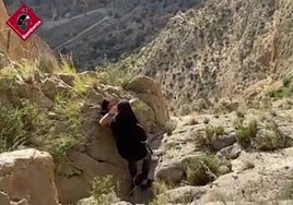 Rescatan en helicóptero a cinco jóvenes atrapadas en un peligroso acantilado en Alicante tras una caída