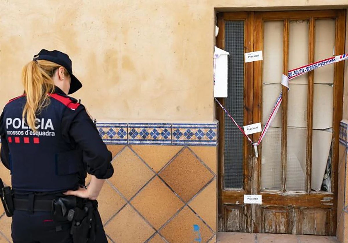 Exterior de la vivienda del detenido por matar a un menor en Sant Hipòlit (Barcelona), en mayo de 2023