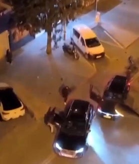 Imagen secundaria 2 - A las 20:40 del viernes, tres coches embistieron a tiros contra el turismo del Niño Juan (en la imagen superior) para llevárselo por la fuerza.