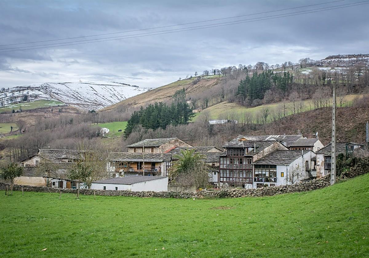 El bonito pueblo medieval de Cantabria con encanto rural y fama gastronómica: sus platos estrellas son el sobao y la quesada pasiega