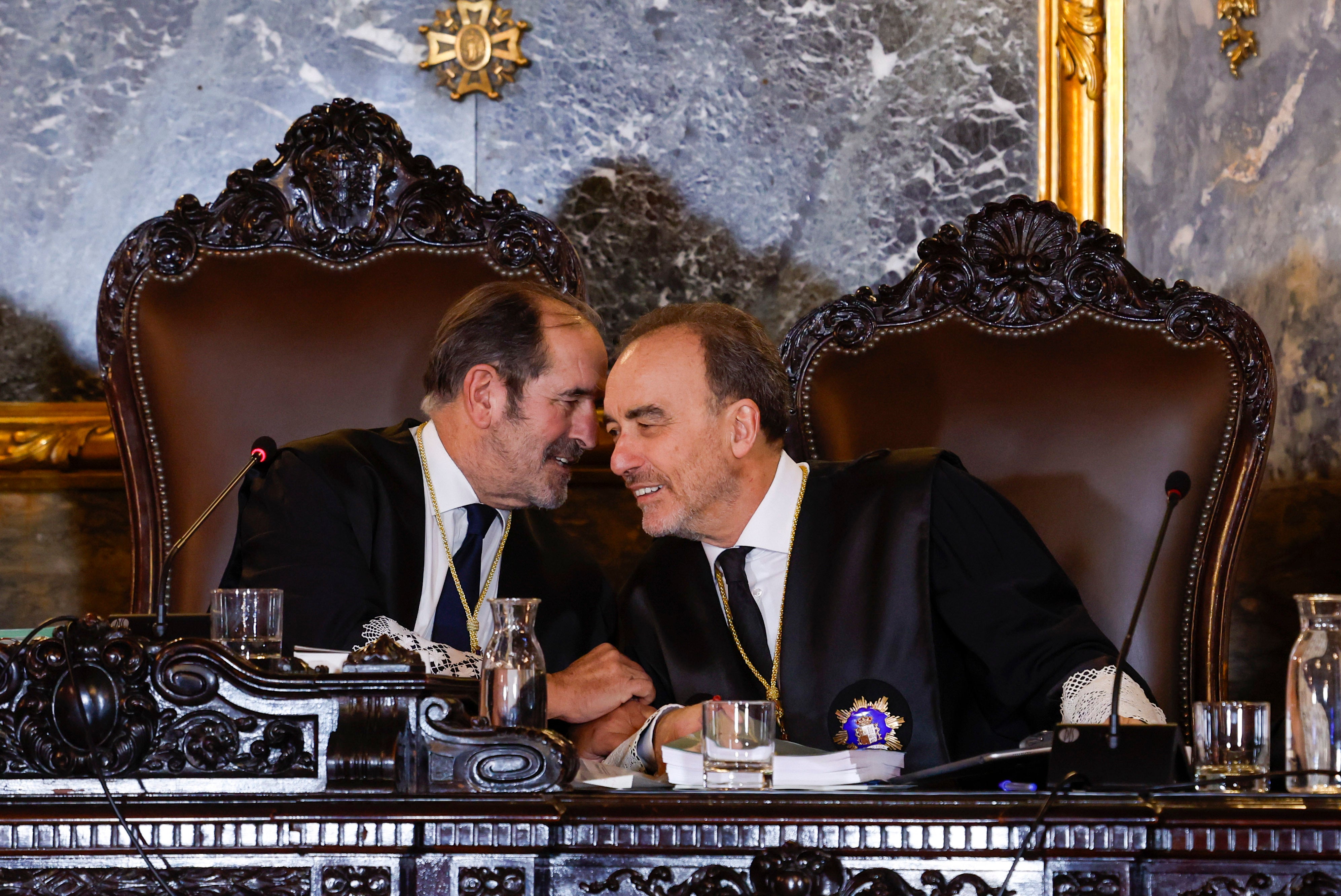 Los magistrados del Tribunal supremo (TS) Andrés Martínez Arrieta (i) yManuel Marchena, durante la primera jornada del juicio