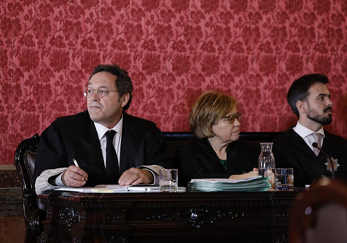 El fiscal general del Estado, Álvaro García Ortiz (i), junto a sus abogados Consuelo Castro y José Ignacio Ocio, este lunes en el inicio del juicio