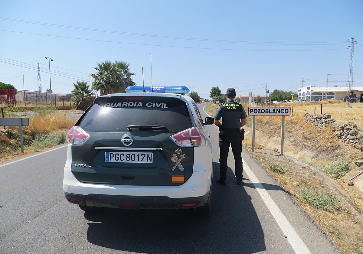 Una patrulla de la Guardia Civil en la entrada de la localidad de Pozoblanco en Córdoba