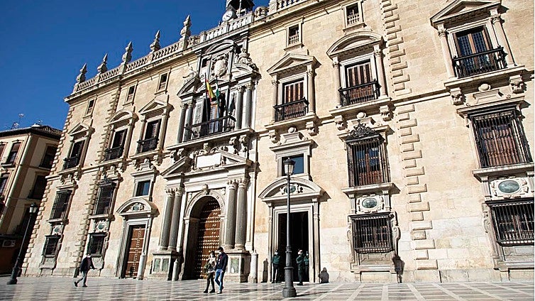 Condenado en Granada a siete años por posesión de fotos de su hija, de 16 años, de contenido sexual explícito