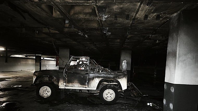 El todoterreno que ha sido quemado esta madrugada en el interior de un parking en Priego