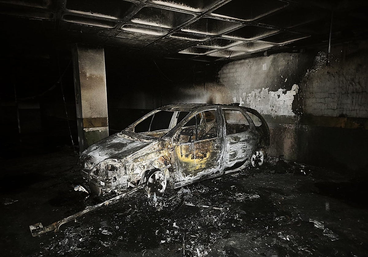 Uno de los vehículos calcinados en el interior de un parking de Priego de Córdoba