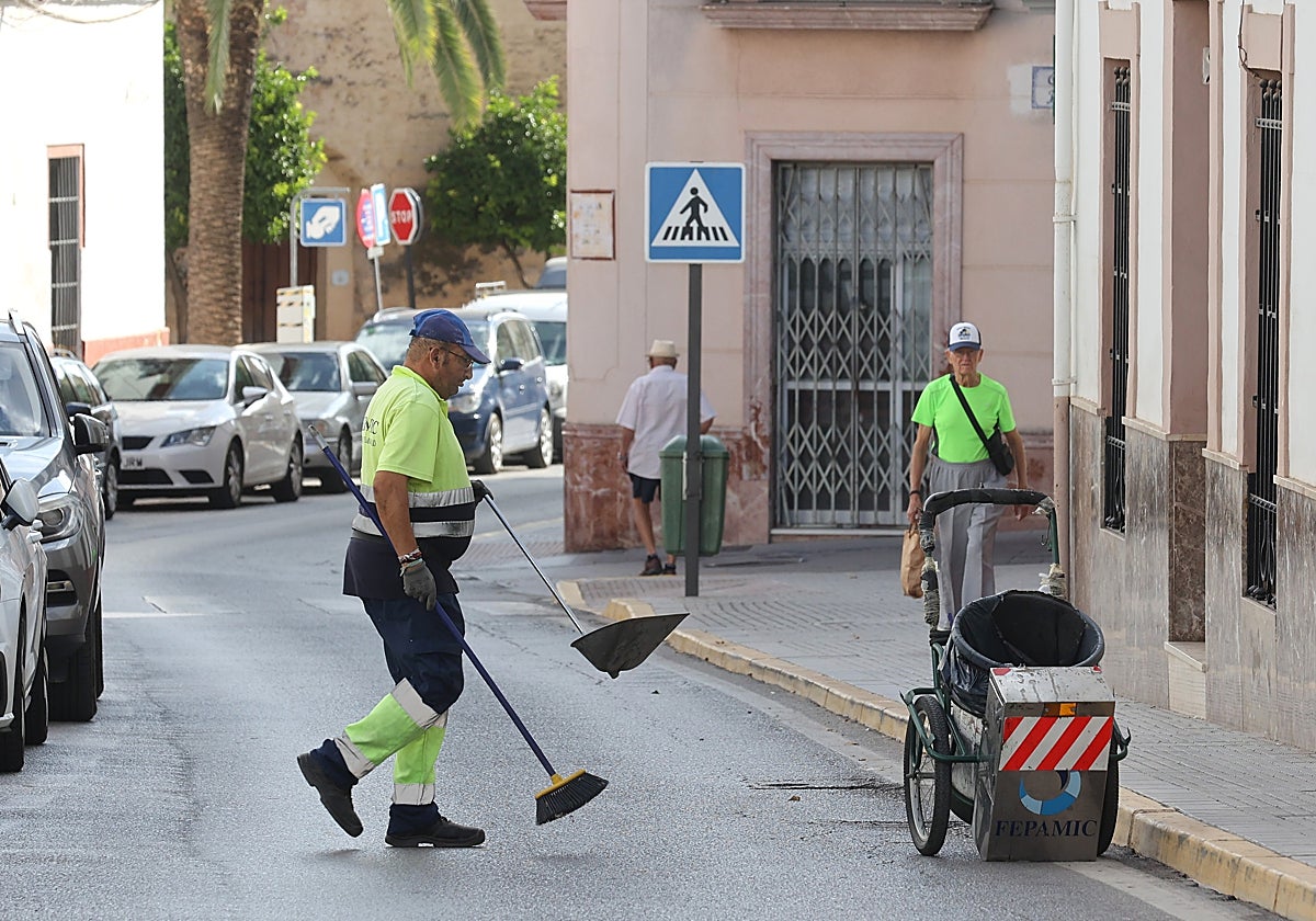 Un barrendero por las calles de un municipio de Córdoba