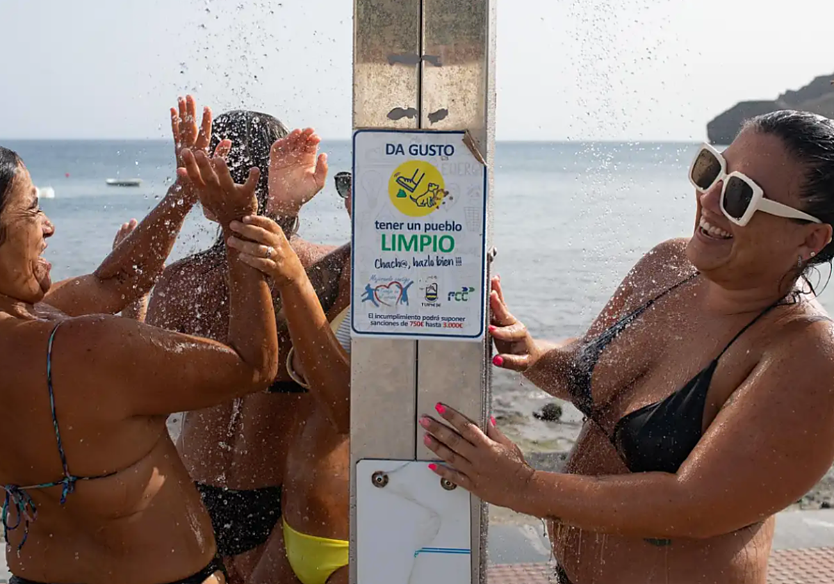 Bañistas huyen del calor en Las Playitas en el municipio de Tuineje, Fuerteventura |