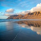 Tragedia en la playa de Famara: muere un bañista y se busca a su amigo desaparecido en el mar