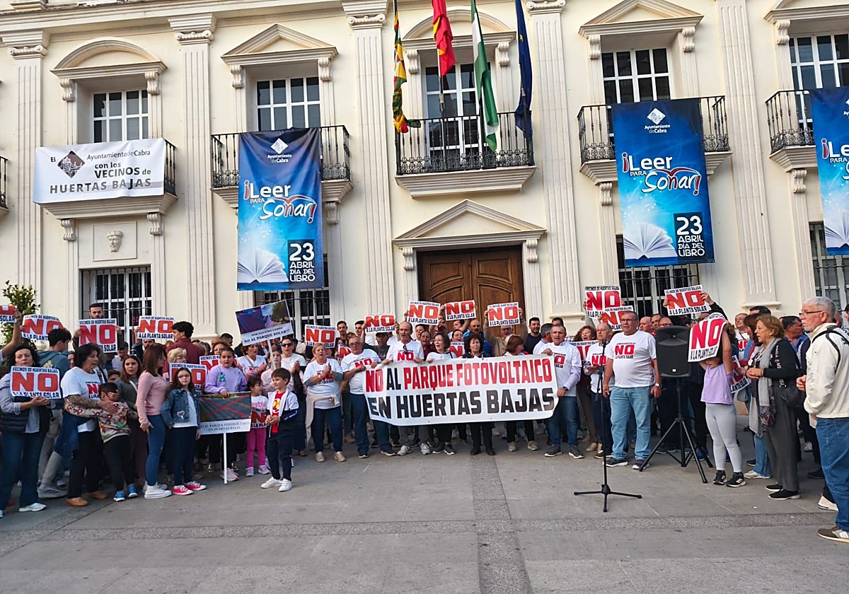 Concentración de los vecinos de Huertas Bajas frente al Ayuntamiento de Cabra