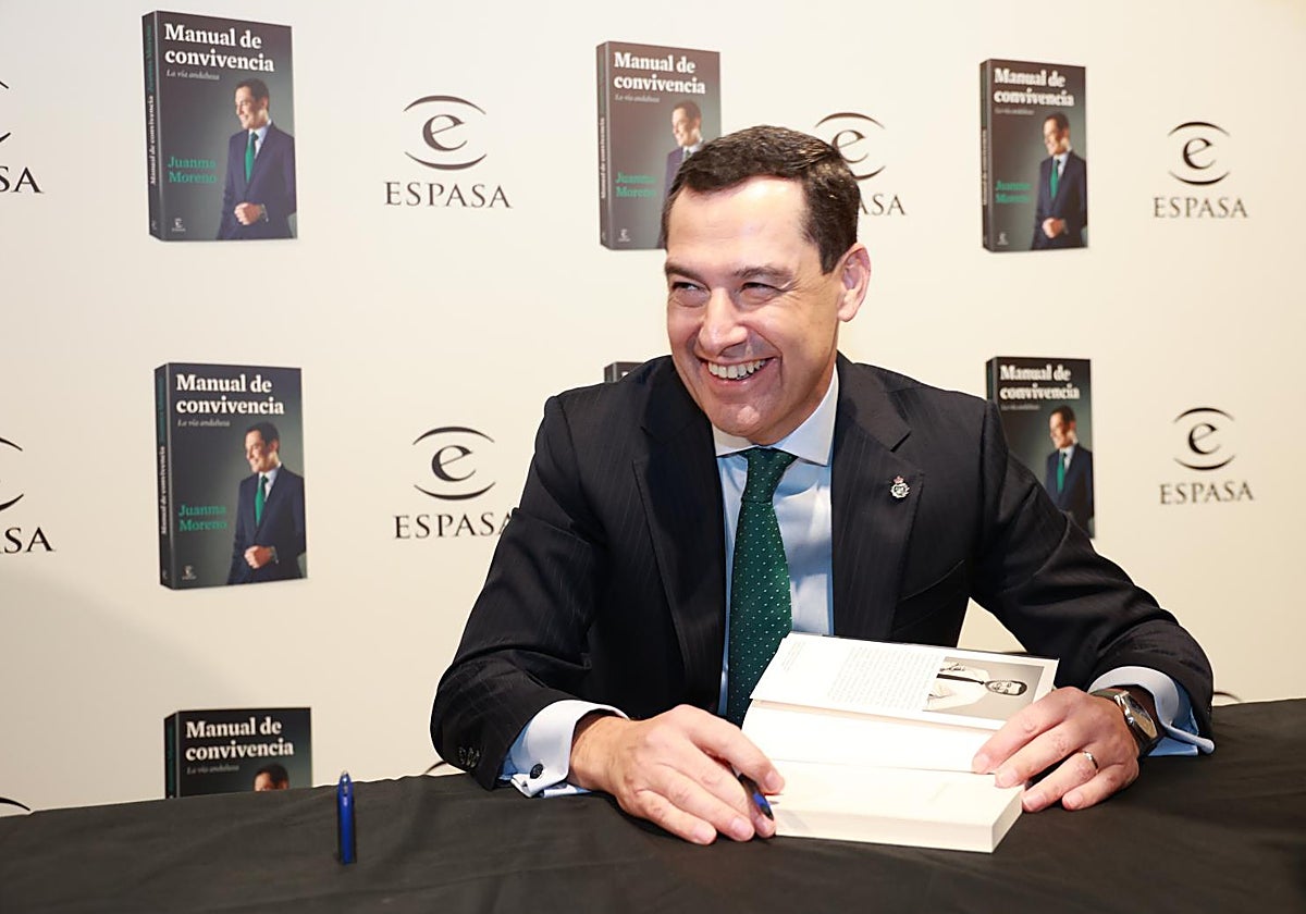Juanma Moreno firmando ejemplares de su libro