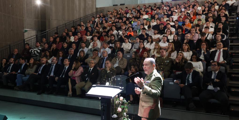 La Junta de Andalucía cierra una oferta de FP ligada a la Base Logística de Córdoba con 31 ciclos y 2.100 plazas para opositar