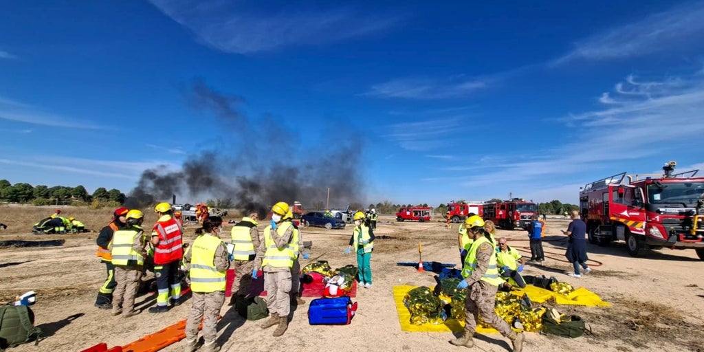 Más de 200 efectivos participan en un simulacro de accidente aéreo en el aeropuerto de Albacete
