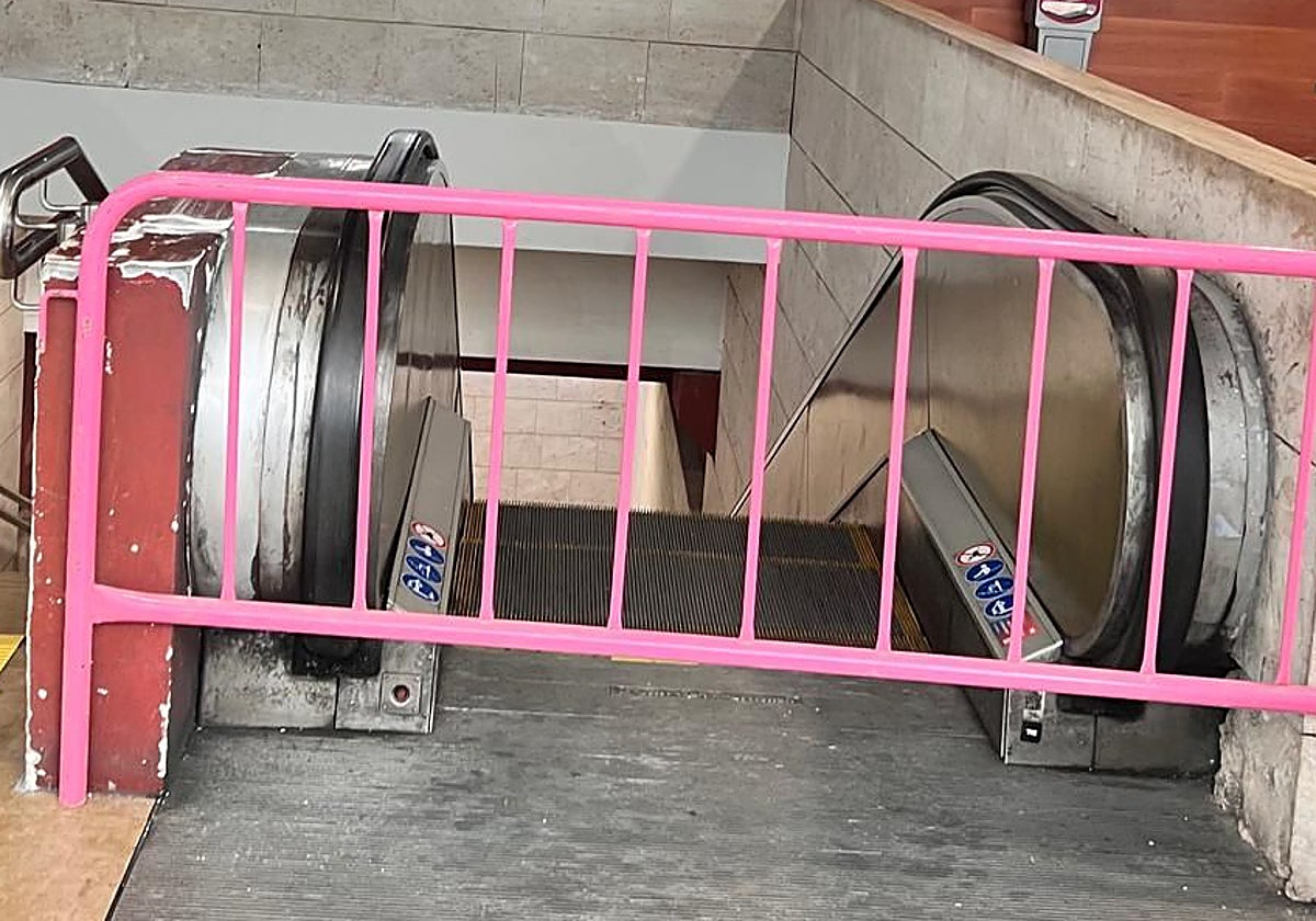 Las escaleras mecánicas de la estación autobuses llevan años rotas