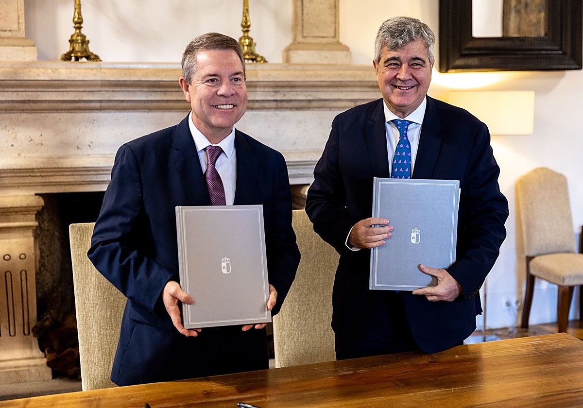 El presidente de Castilla-La Mancha, Emiliano García-Page y el director general de la Fundación 'la Caixa', Josep María Coronas, firmaron el convenio marco