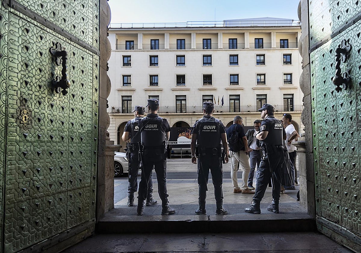 Imagen de archivo de policías frente a la Audiencia Provincial de Alicante