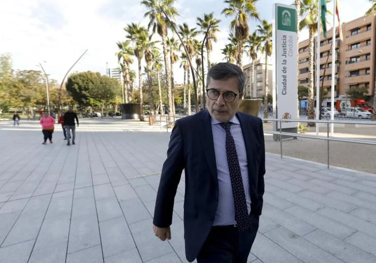 El expresidente del Córdoba CF Carlos González a la entrada de la Ciudad de la Justicia