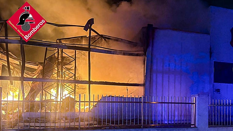 Daños causados por el fuego en la fábrica