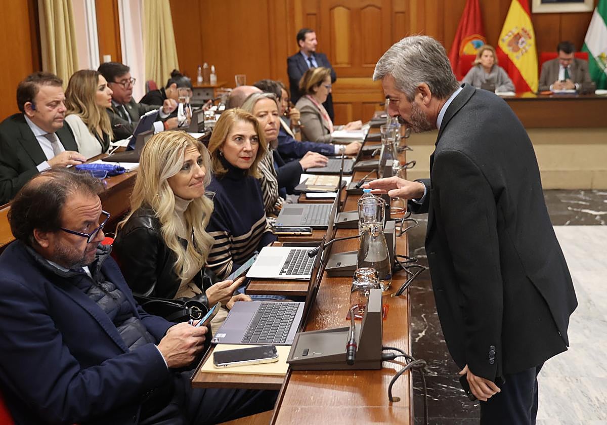 Imagen de la bancada del gobierno municipal durante un Pleno del Ayuntamiento de Córdoba