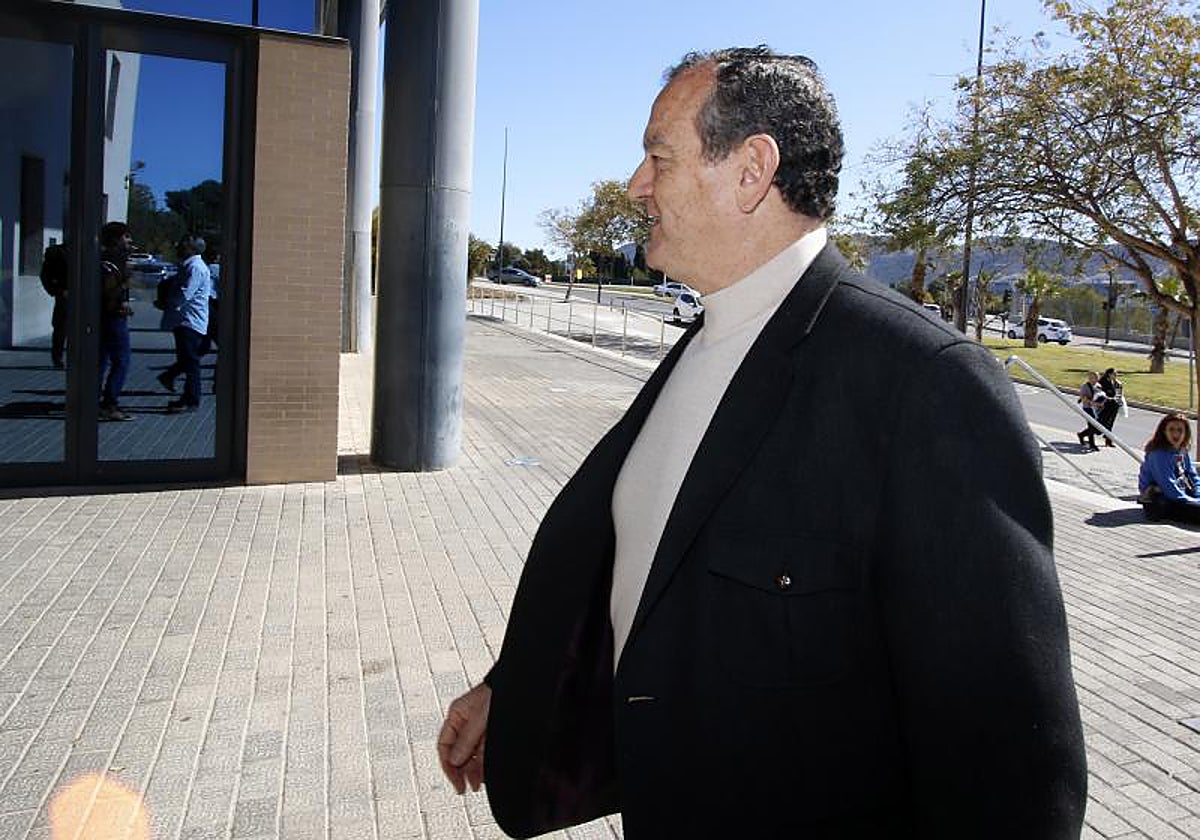 El exconcejal soclalista de Personal Juan Ramón Martínez, uno de los juzgados, acudiendo al juzgado para declarar en 2016