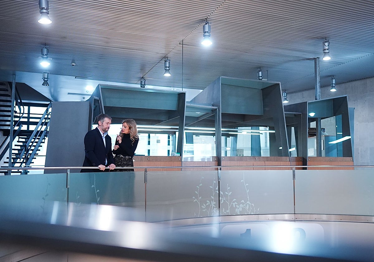 El consejero de Presidencia, Miguel Ángel García, y la viceconsejera de Justicia y Víctimas, Carmen Martín, en el edificio del Memorial