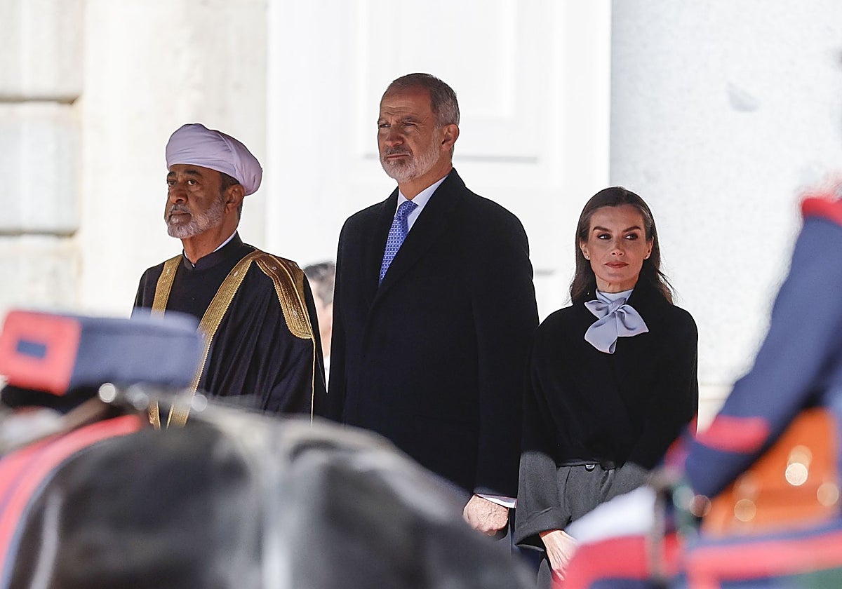 Los Reyes reciben al sultán de Omán en el Palacio Real de Madrid