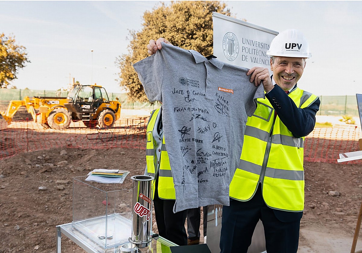 La camiseta firmada, en el acto de este martes para colocar la primera piedra del nuevo edificio de la Universitat Politècnica de València (UPV)