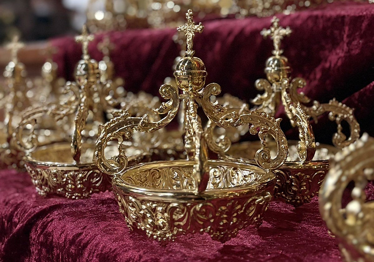 Las coronas para las tulipas del paso de la Virgen de las Tristezas. bendecidas el domingo