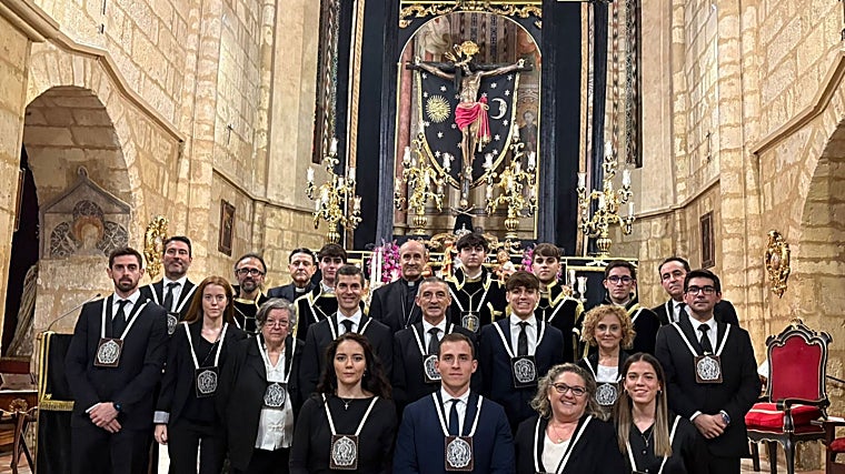 El obispo, ante el Cristo de Ánimas, con integrantes de la cofradía