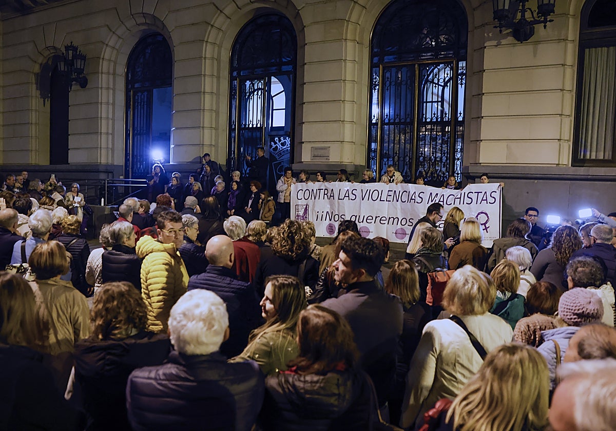 Centenares de personas protestan por el crimen machista perpetrado este martes 4 de noviembre en Zaragoza, supuestamente a manos de su pareja, que ya ha sido detenida