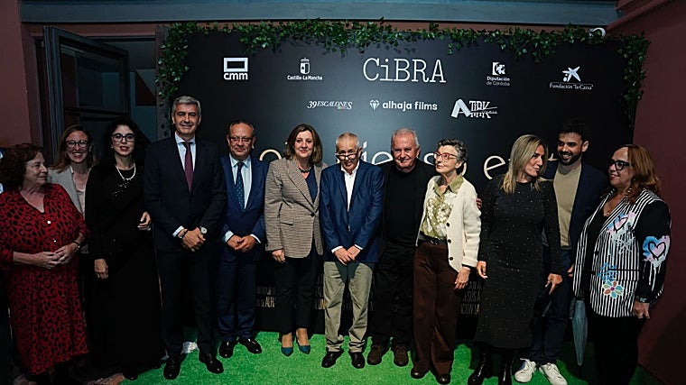 Las autoridades arroparon a los protagonistas y al director de la cinta