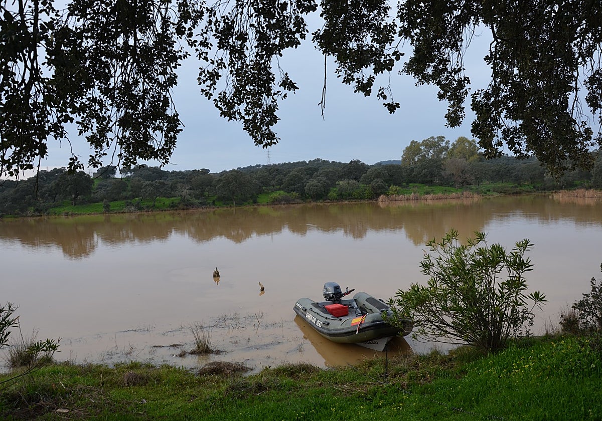 Una zodiac de la Guardia Civil en el lago del campo de maniobras de Cerro Muriano
