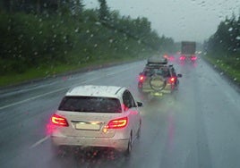 El aviso de la DGT para conducir en días de lluvia: «La di­ferencia entre frenar en asfalto seco a 90 km por hora y hacerlo con el piso mojado es de 32 metros más»