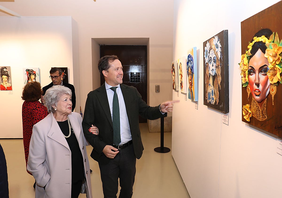 María Sánchez-Biezma y el alcalde de Toledo, Carlos Velázquez, viendo sus retratos
