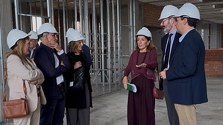 La delegada de Salud, el delegado del Gobierno y el alcalde, durante la visita a las obras