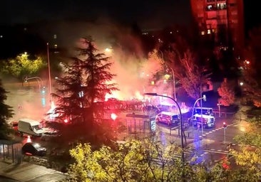 Terror en las calles de Vallecas: una turba de más de 200 Bukaneros se enfrenta con palos y bengalas a los ultras polacos del Lech Poznan