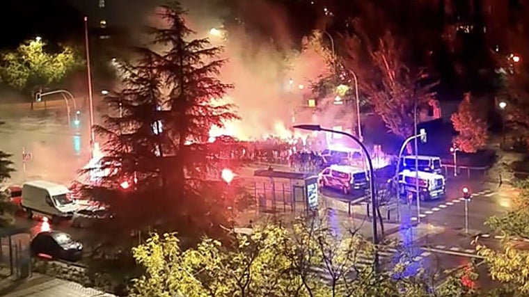 Momento de la pelea, con bengalas de fondo, entre los ultras en Vallecas la noche del miércoles