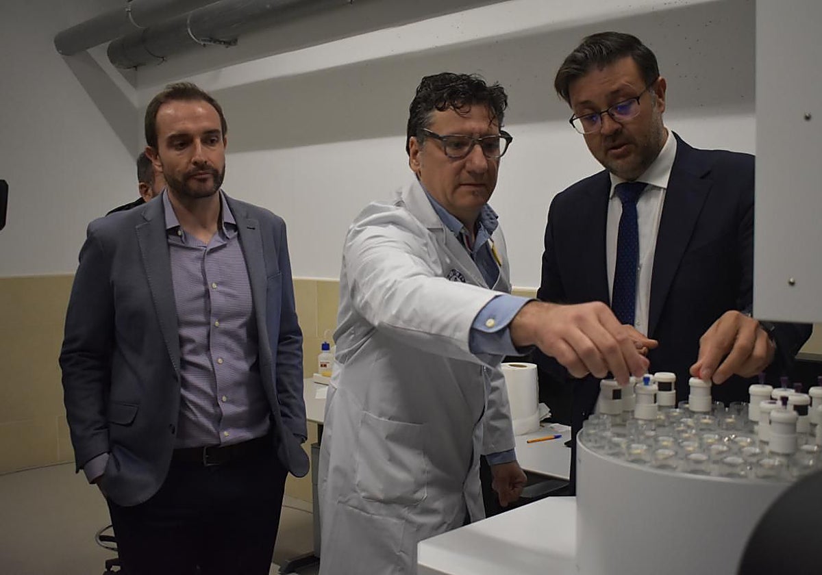 El consejero de Educación, Amador Pastor, en la Facultad de Farmacia de Albacete