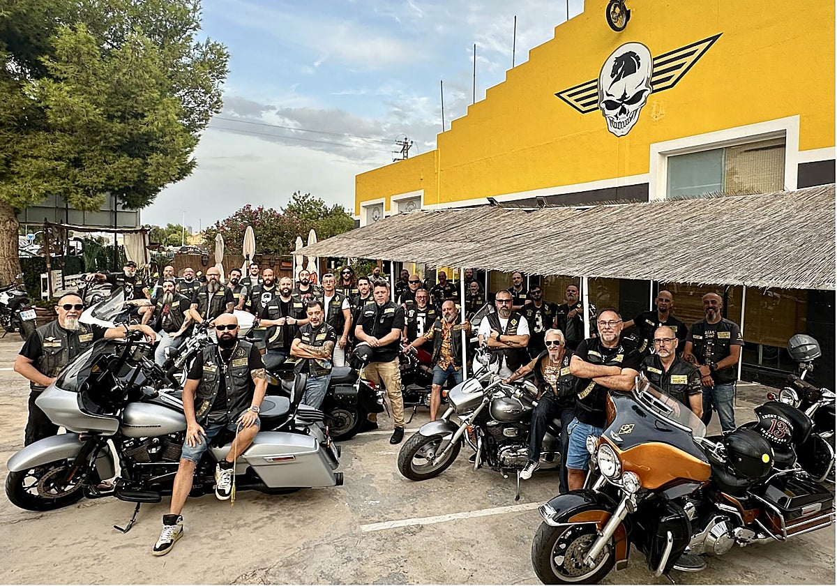 Los Calamity Janne MC junto a sus instalaciones en Villajoyosa (Alicante)