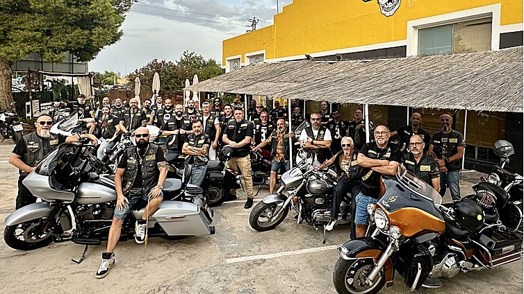 El décimo aniversario de 'Calamity Janne MC' reúne en Villajoyosa a 750 moteros de Europa y México