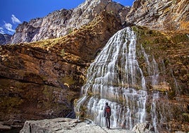 La ruta de senderismo que culmina en una impresionante cascada de 50 metros de altura en pleno Pirineo aragonés: dónde está y cómo llegar